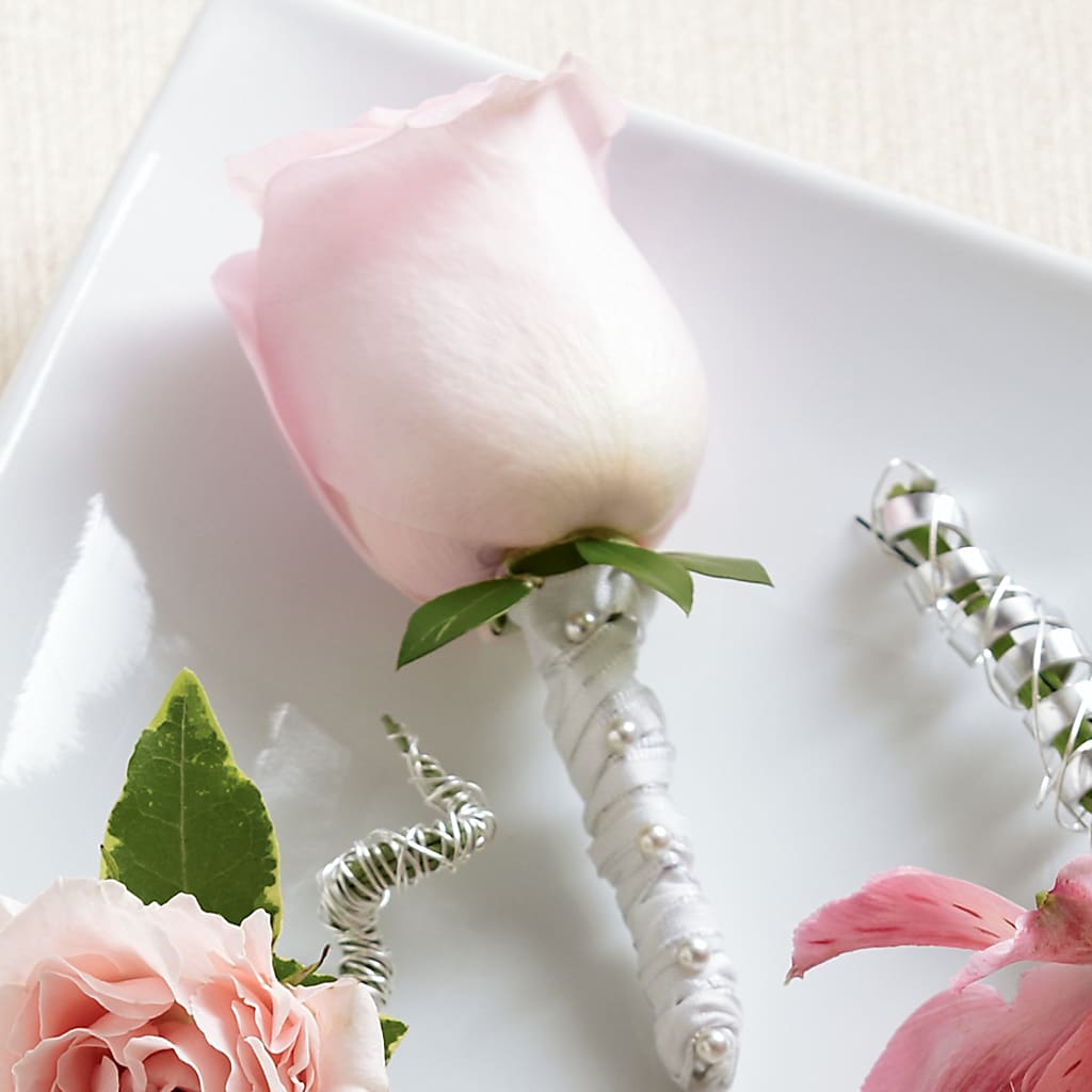 Pink Rose Boutonniere – EAST MAIN GARDENS FLRST & GREENHSES INC, Niles MI