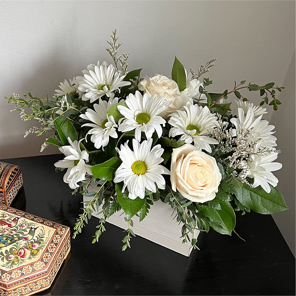 Fresh Linen Box Bouquet – EAST MAIN GARDENS FLRST & GREENHSES INC, Niles MI