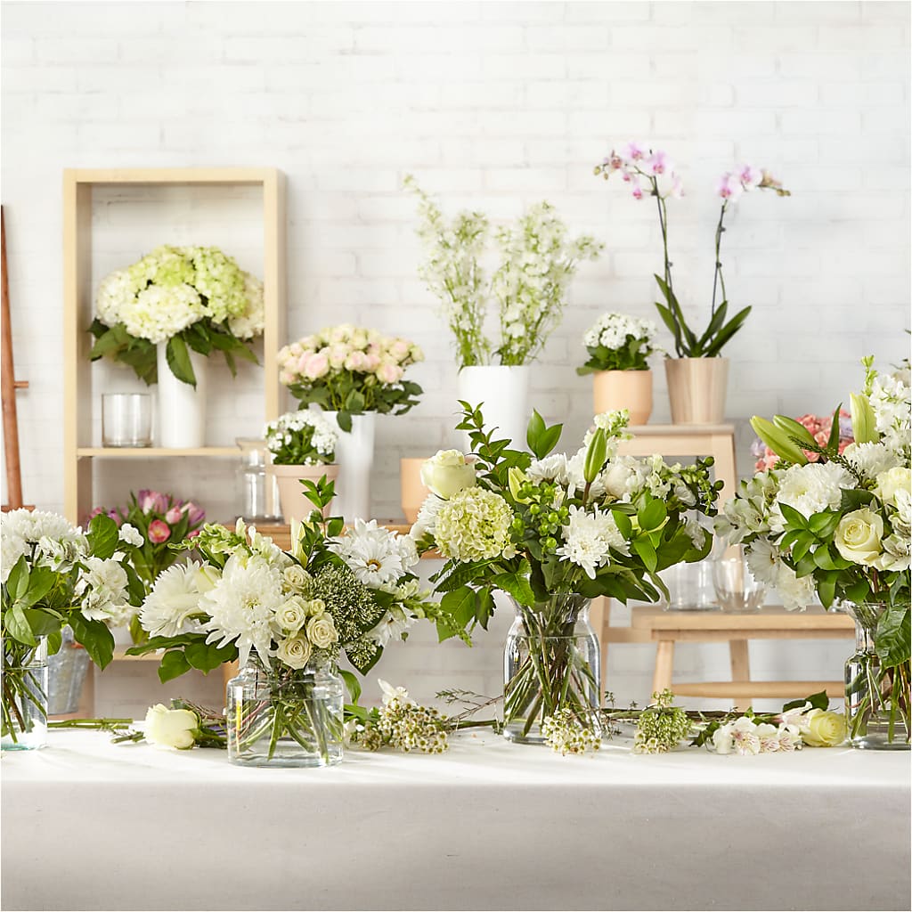 Classic Ivory – A Florist Original – EAST MAIN GARDENS FLRST & GREENHSES INC, Niles MI